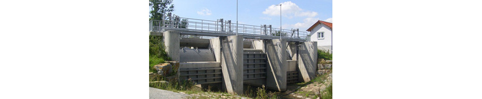 Electric actuators for dams, weirs and valves